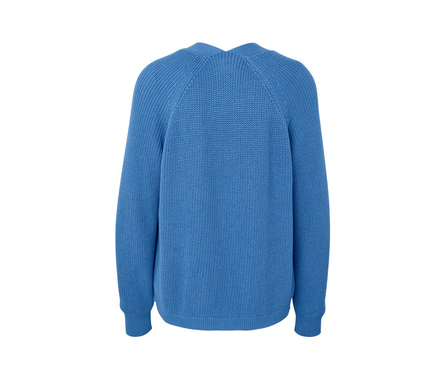 Egy kék, nyitott kardigán hátulnézete.
