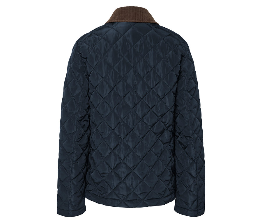 Egy sötétkék, steppelt kabát részletes hátsó nézete, barna kordbársony gallérral.