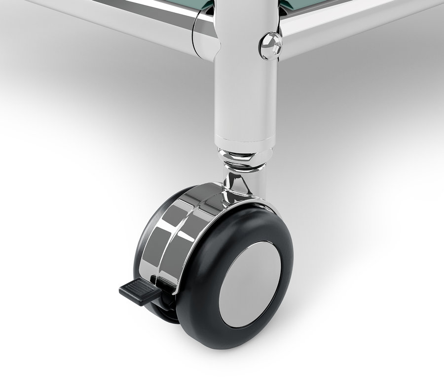 Egy krómozott kocsi kerék részlete fekete fékkel fehér háttéren.