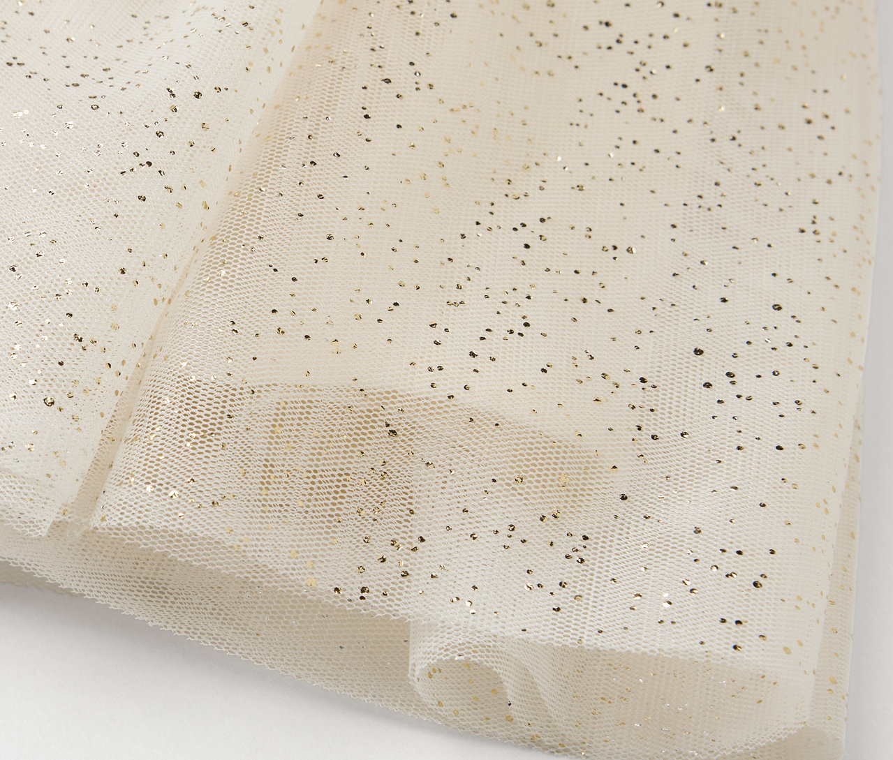 Közelkép egy réteg csillogó tüllről.