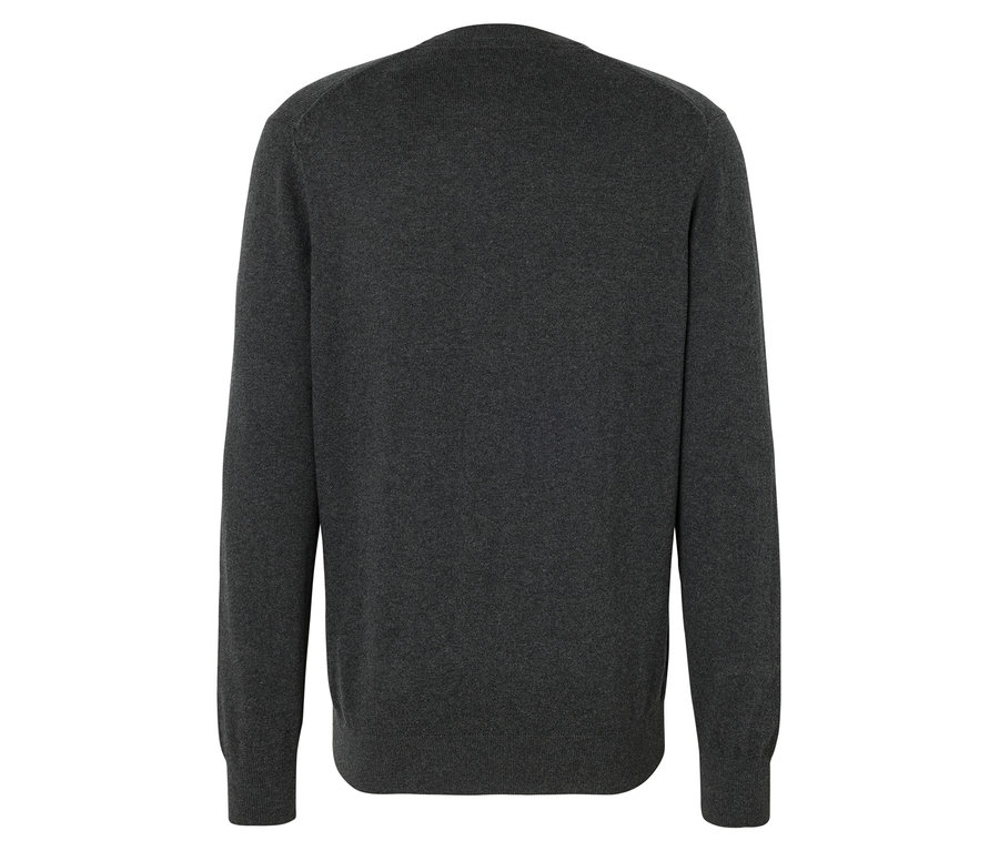 Egy szürke, hosszú ujjú pulóver részlete hátulnézetből.