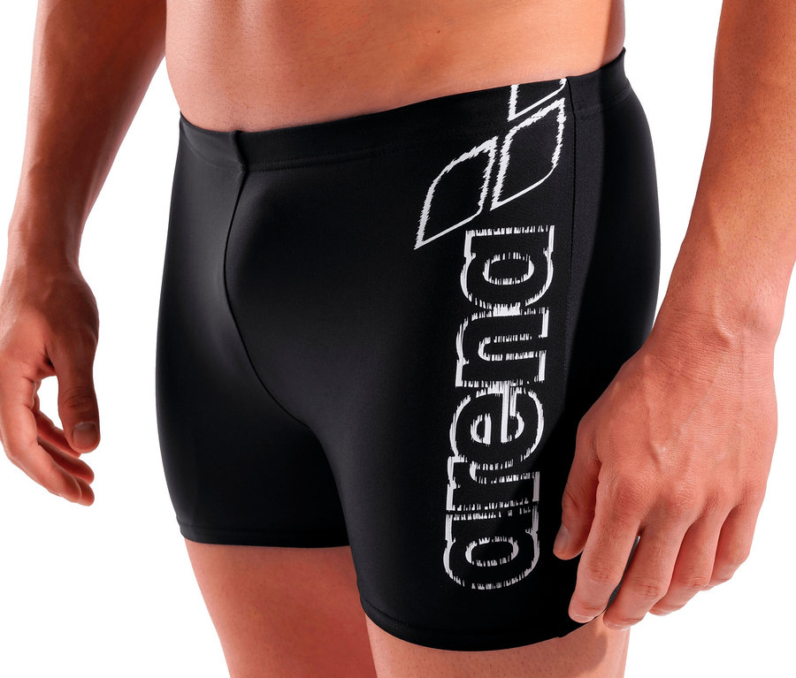 Férfi pózol fekete arena Scratchy fürdőnadrágban.