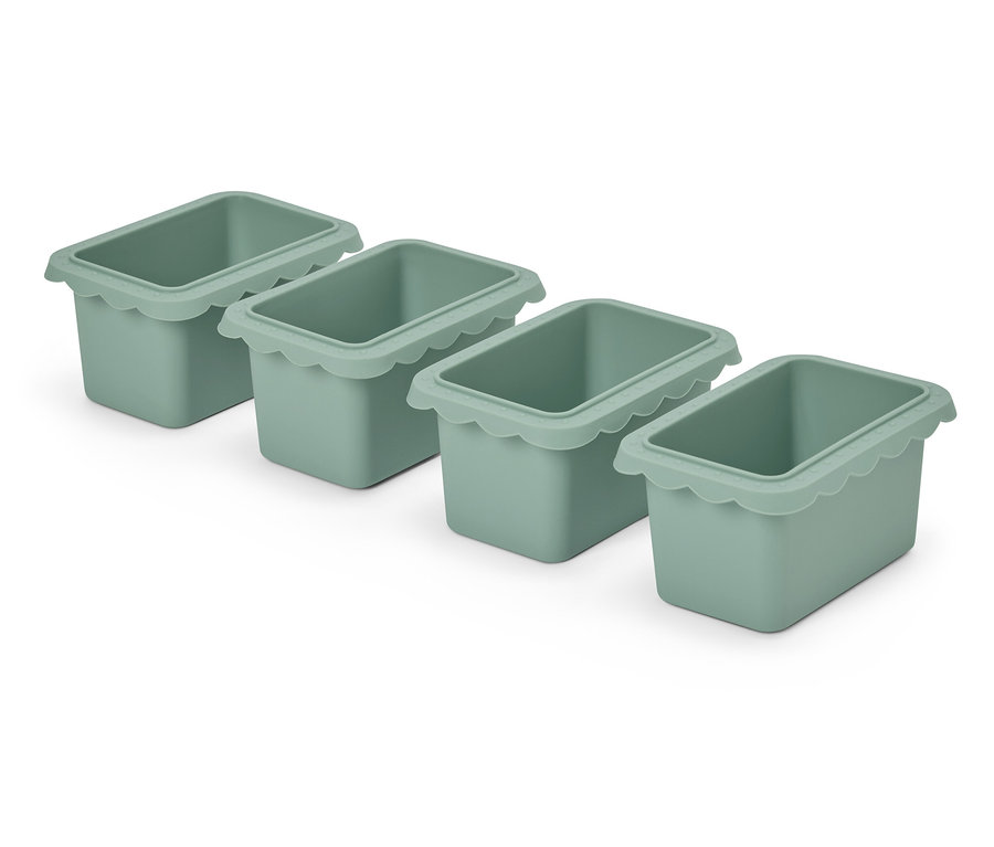 Négy zöld tartály fehér háttérrel.