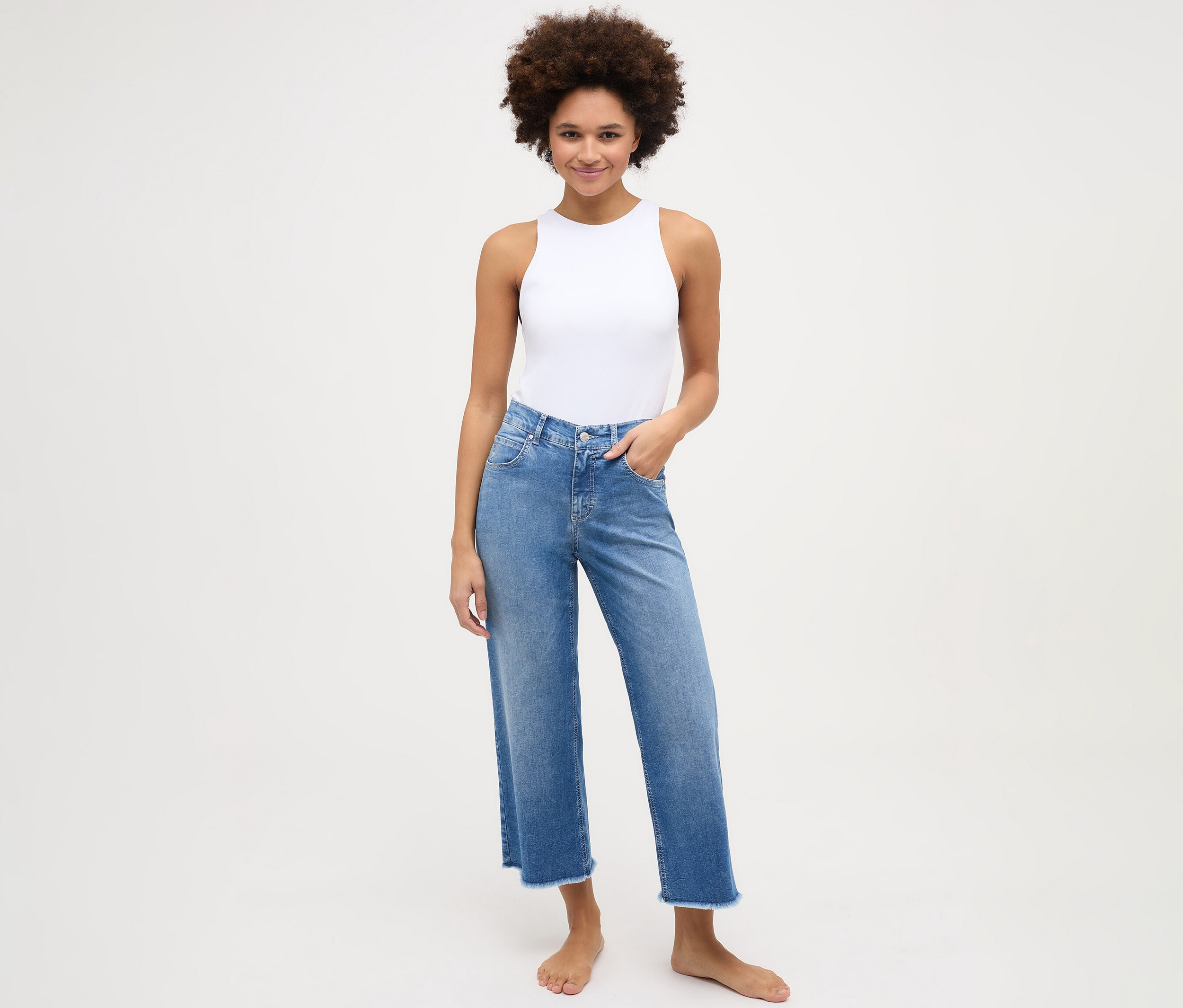 Nő visel Angels »Linn« rojtos culotte farmert, világoskék.