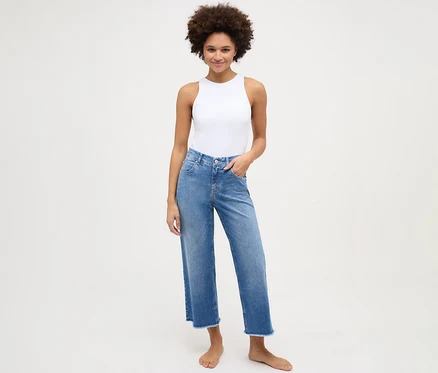 Nő visel Angels »Linn« rojtos culotte farmert, világoskék.