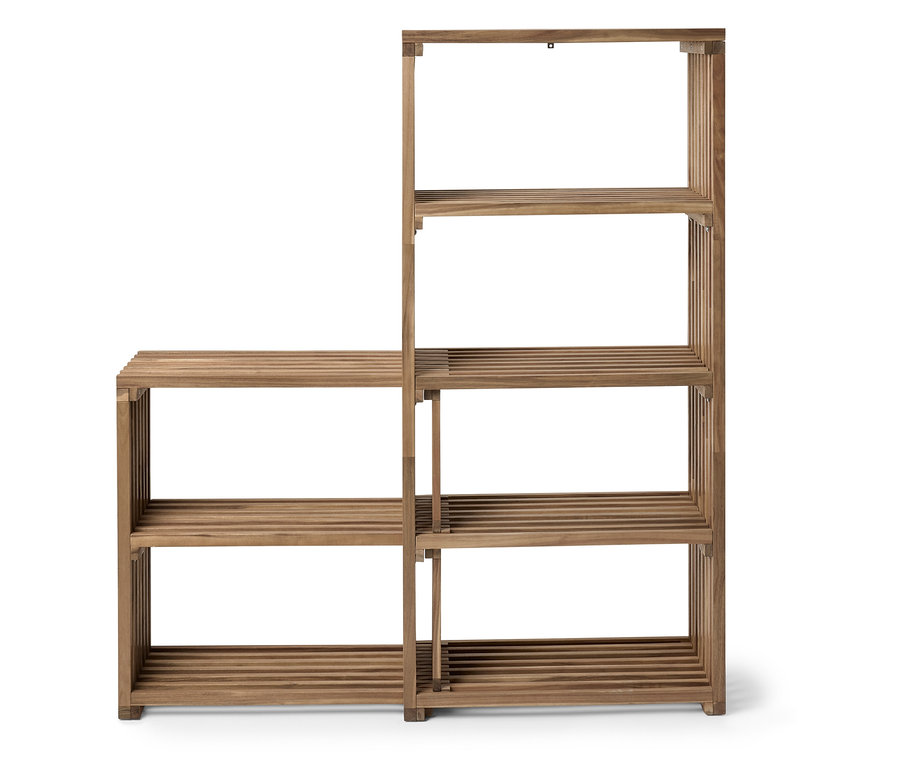 Fából készült polc négy polccal a jobb oldalon és két polccal a bal oldalon.