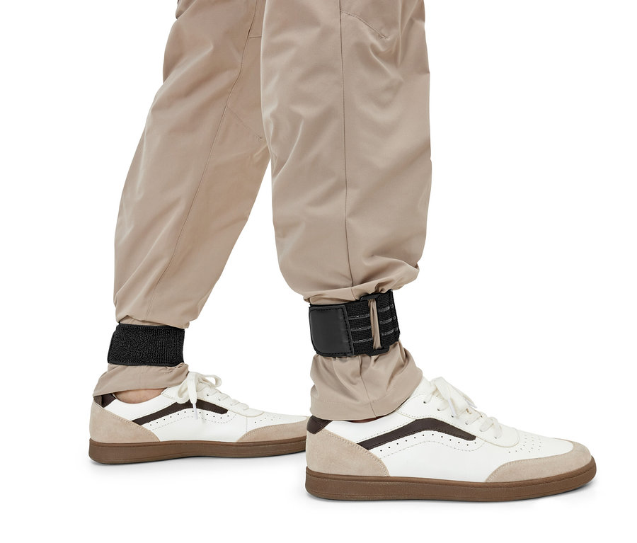 A nadrág 6 rugalmas rögzítőhevederrel van a cipőhöz rögzítve.