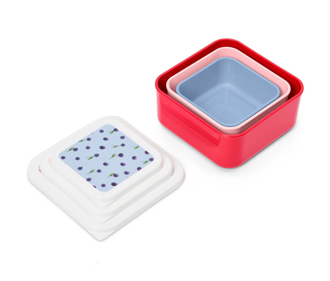 Három uzsonnásdoboz: piros, rózsaszín és kék. Mellettük három áfonya mintás fedő.