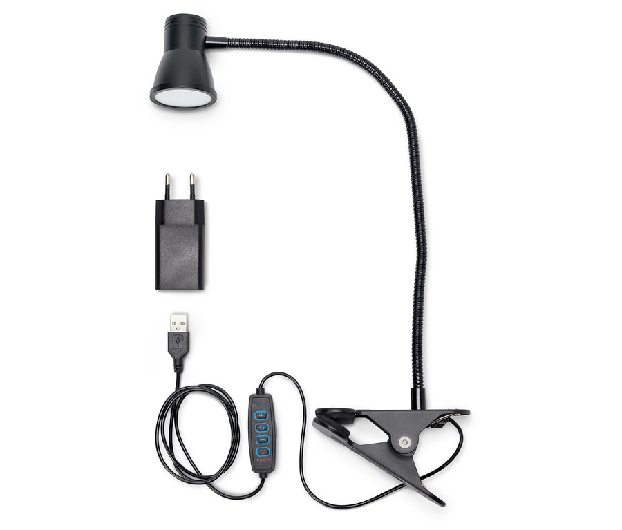 Fekete LED-es csíptetős lámpa adapterrel és USB-kábellel fehér háttéren.
