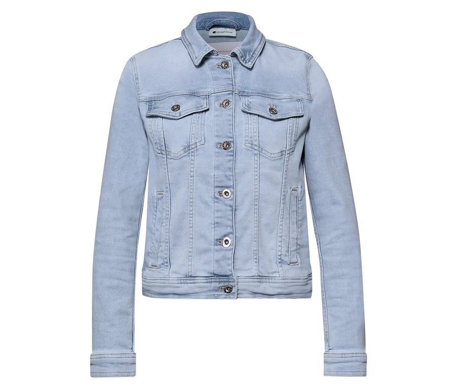 Világoskék Street One farmerdzseki gallérral, ezüst gombokkal és két mellzsebbel, laposan elrendezve.