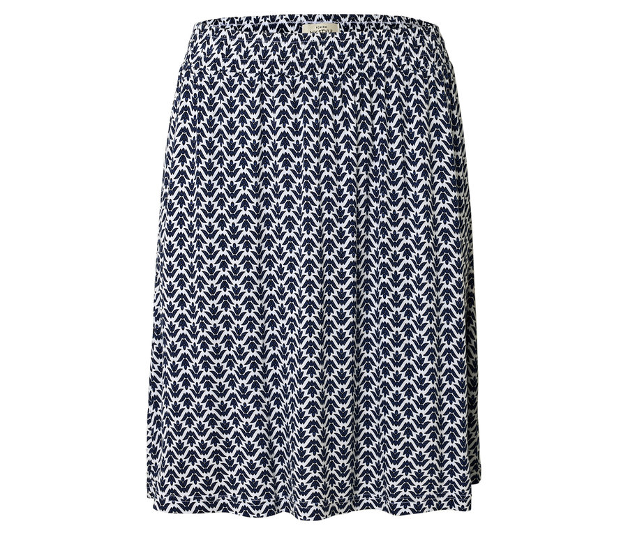 Egy kék-fehér mintás, térdig érő szoknya látható fehér háttér előtt.