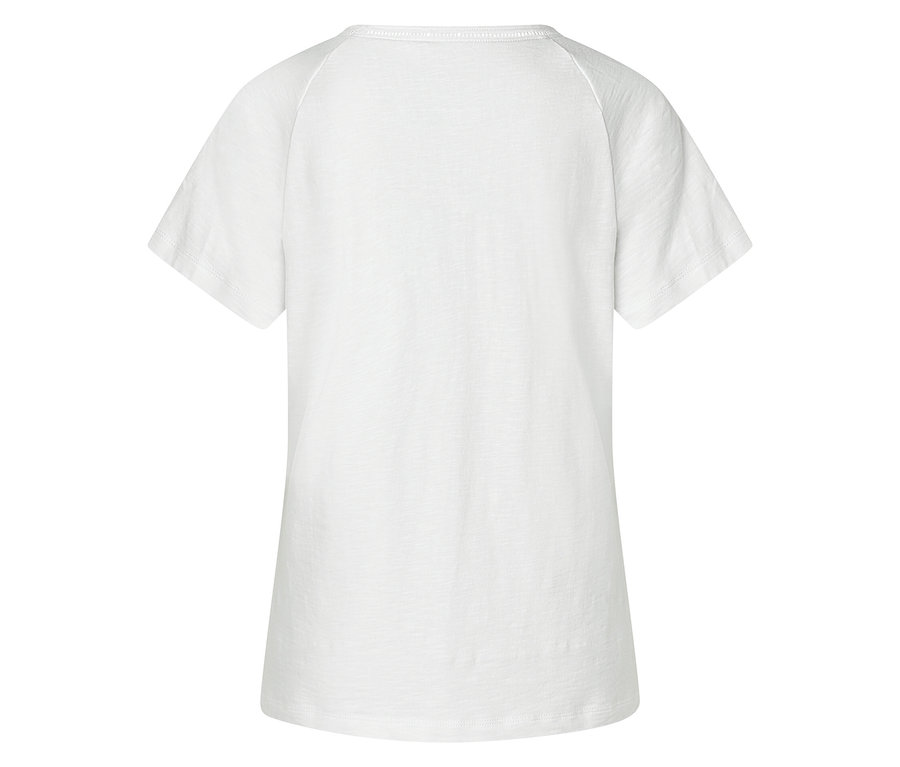 Hátulról látható fehér póló.