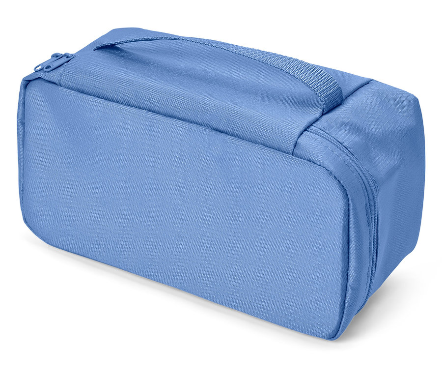 Világoskék kozmetikai táska cipzárral és fogantyúval fehér háttér előtt.