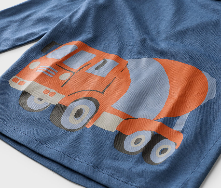 Kék, hosszú ujjú póló betonkeverő mintával.