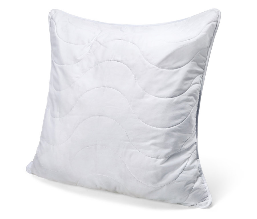 Egyetlen fehér, kifőzhető párna (kb. 80 x 80) fekszik egy fehér felületen.