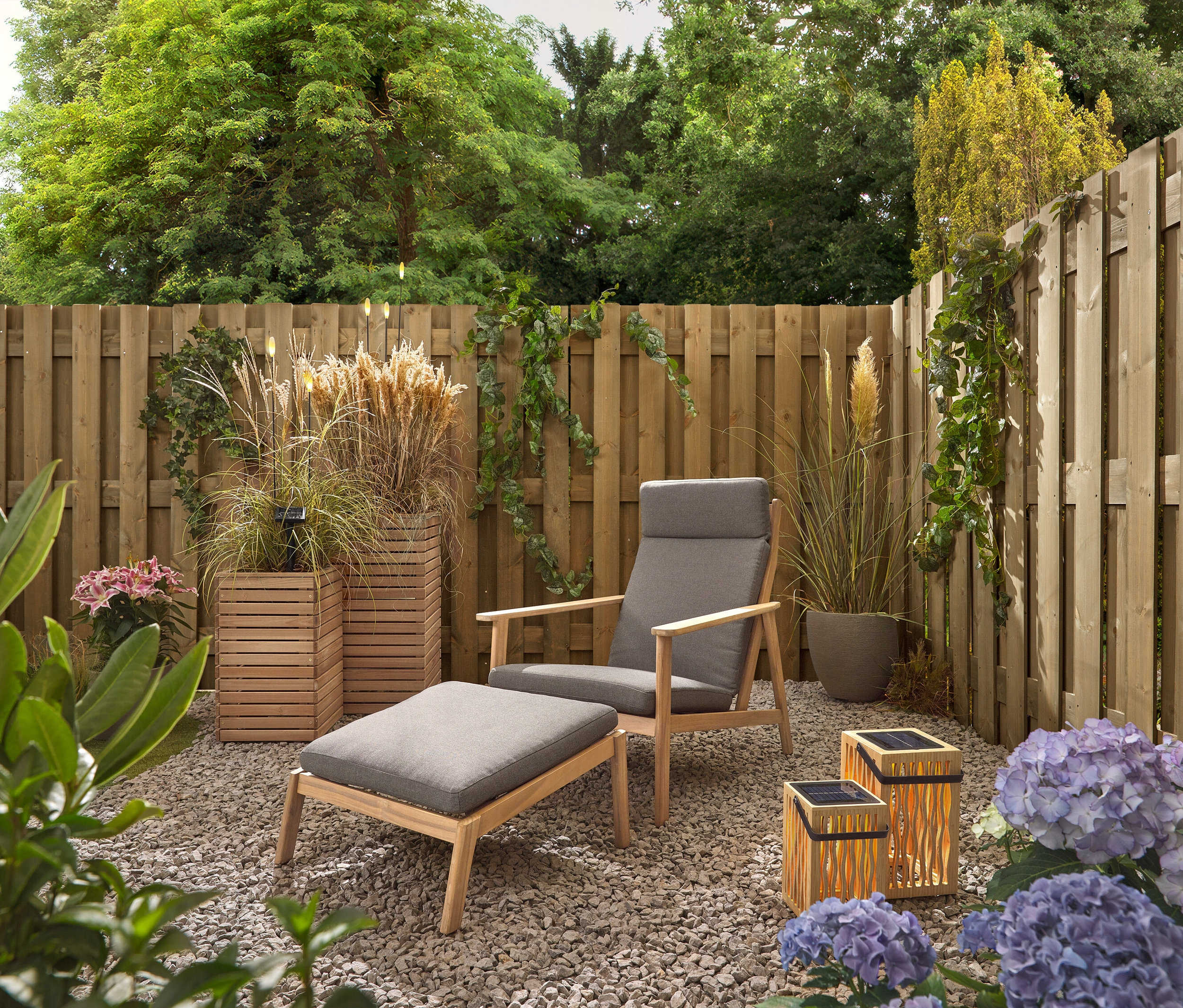 Kert szürke székkel és zsámollyal, két bambusz napelemes lámpással és 5 db LED-es szolár nyárssal.