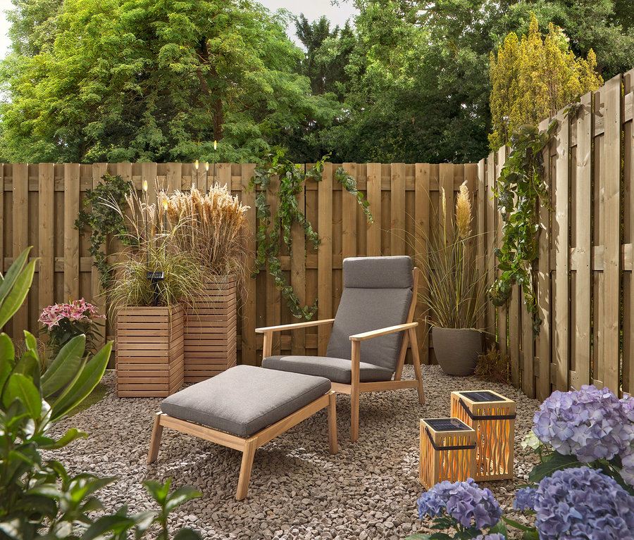 Kert szürke székkel és zsámollyal, két bambusz napelemes lámpással és 5 db LED-es szolár nyárssal.