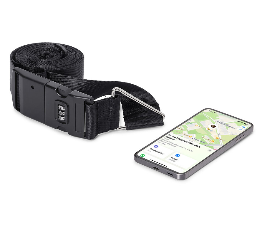 Fekete poggyászszíj számzáras lakattal egy térkép alkalmazást mutató okostelefon mellett.