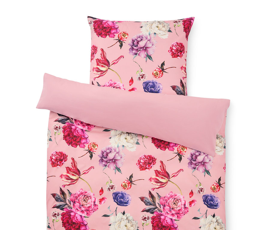 Virágmintás ágynemű rózsaszínben, egy párnahuzatból és egy paplanhuzatból áll.