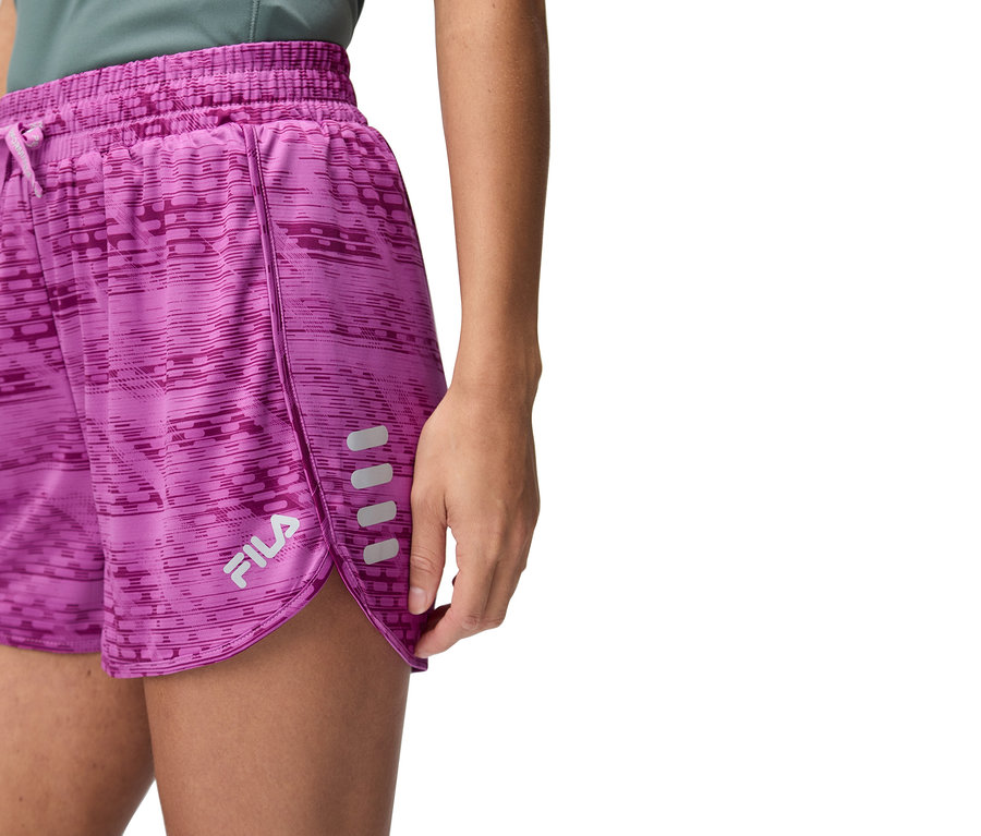 Közelkép egy lila Fila rövidnadrágot viselő nőről.