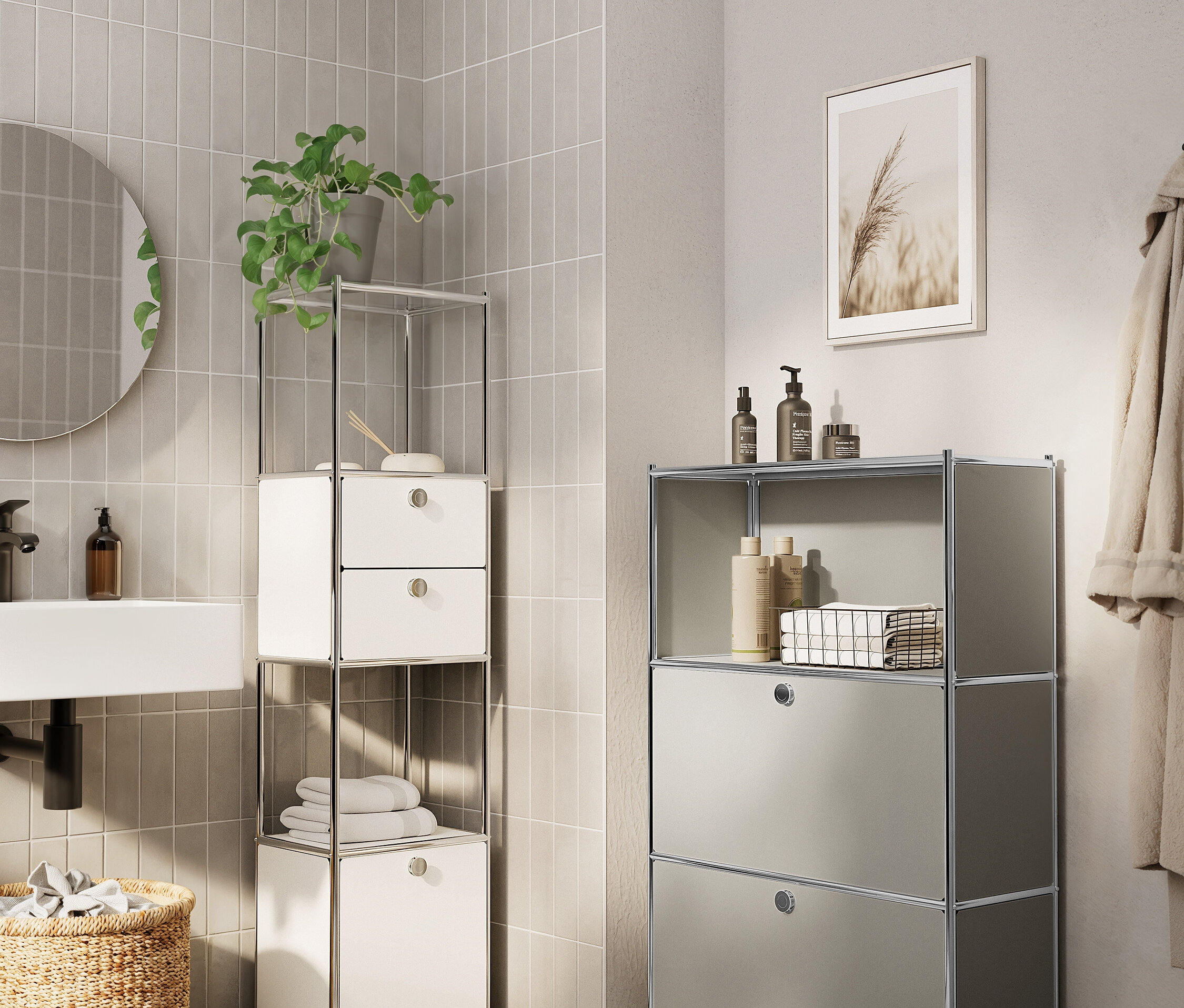 Fürdőszoba mosdóval, tükörrel, fonott kosárral és két moduláris polccal.