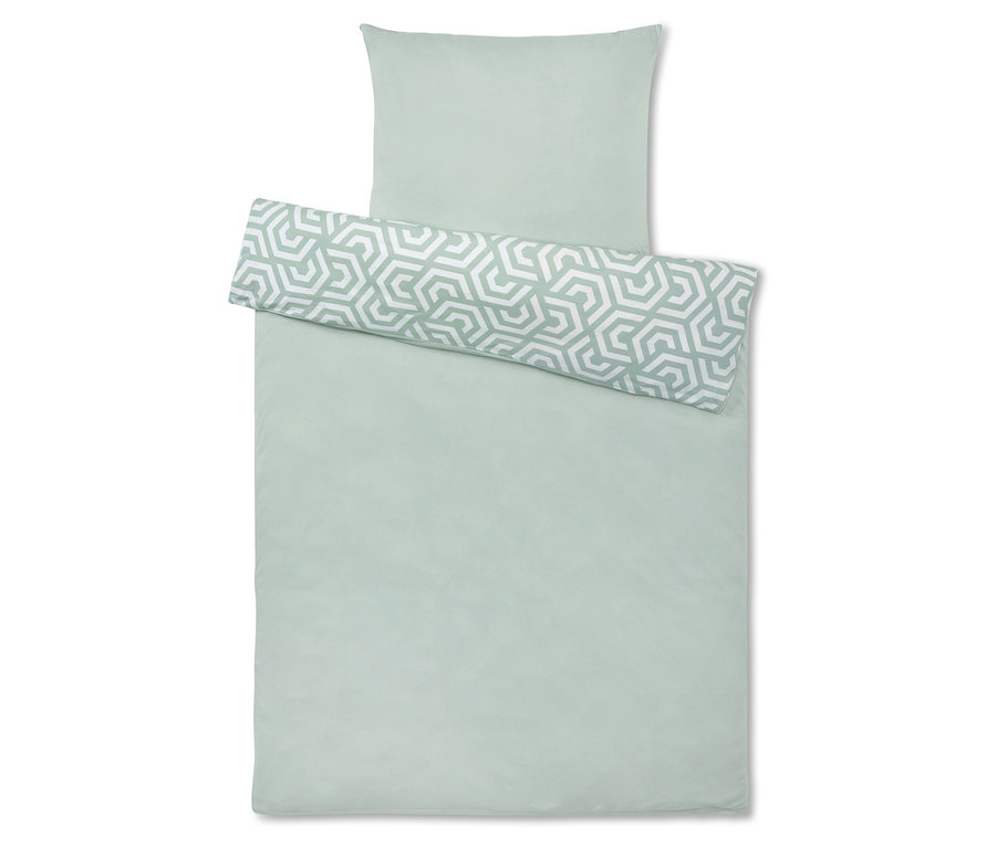 Egy világoszöld ágyneműgarnitúra geometriai mintával, amely egy párnahuzatból és egy paplanhuzatból áll.