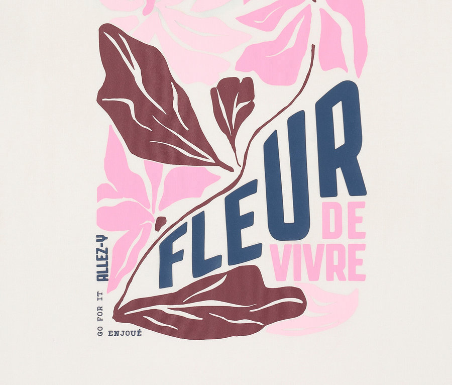 A CECIL szabadidőfelső közeli képe virágmintával, valamint a "Curious" és "Fleur de Vivre" szavakkal.