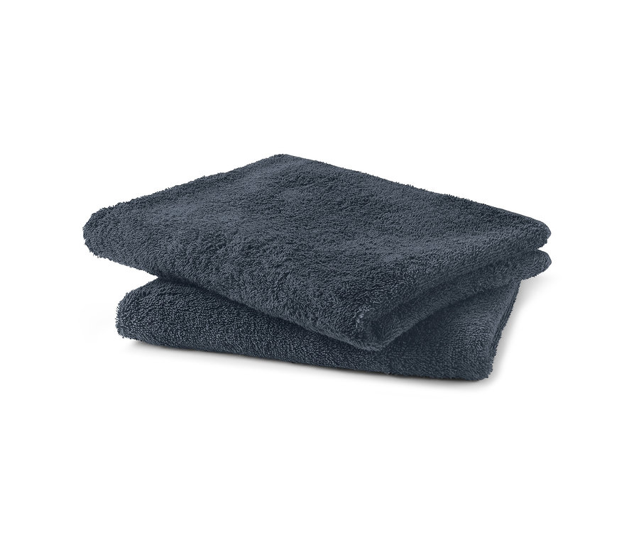 Két szürke frottír törölköző egymásra hajtva.