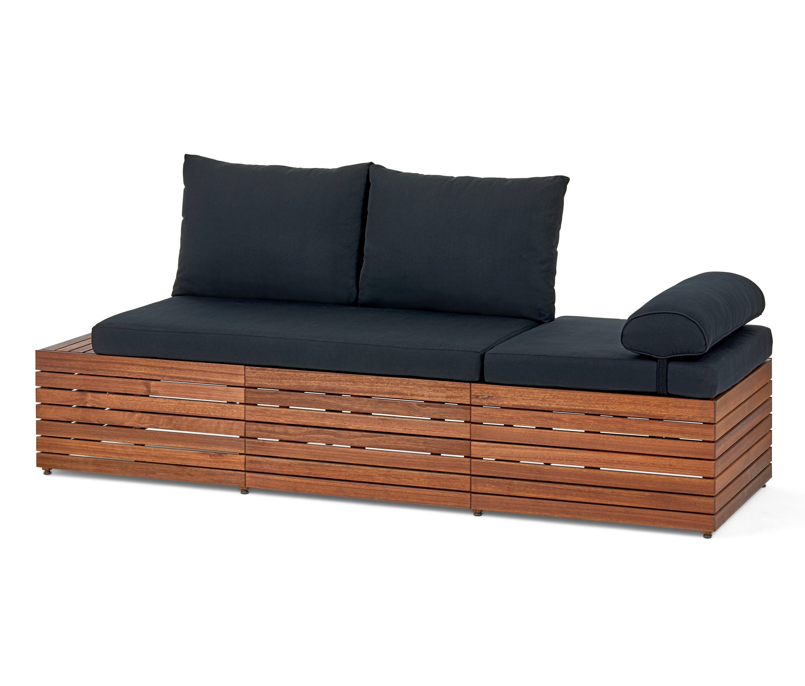 Kerti kanapé, 3 személyes, fa vázzal és fekete párnákkal.