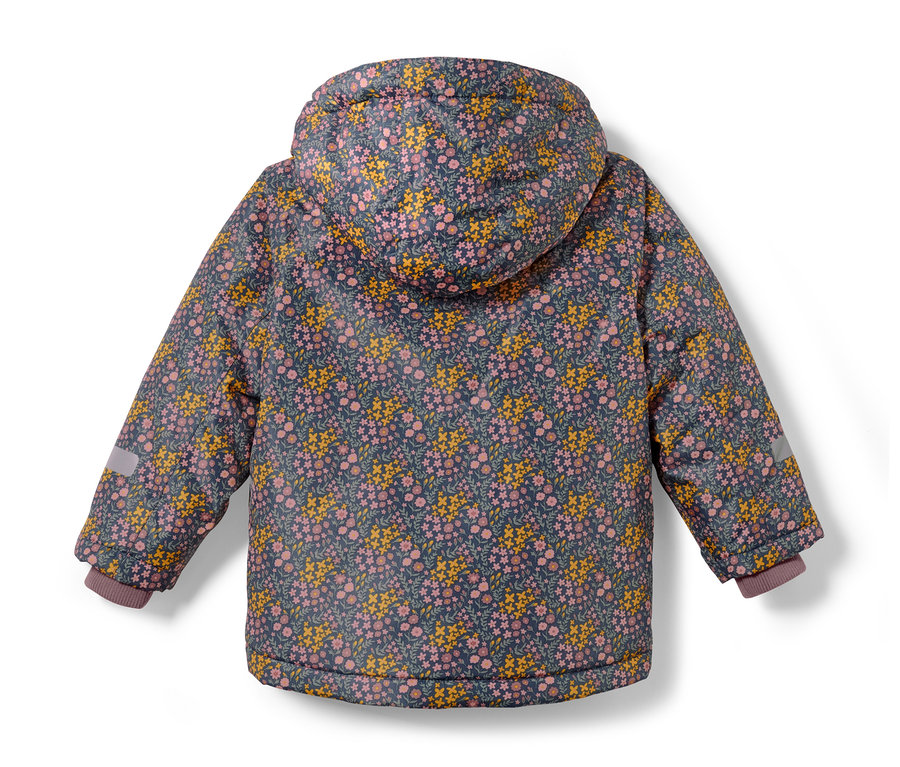 Közeli kép egy rózsaszín, virágmintás, kétrészes téli overall hátuljáról.