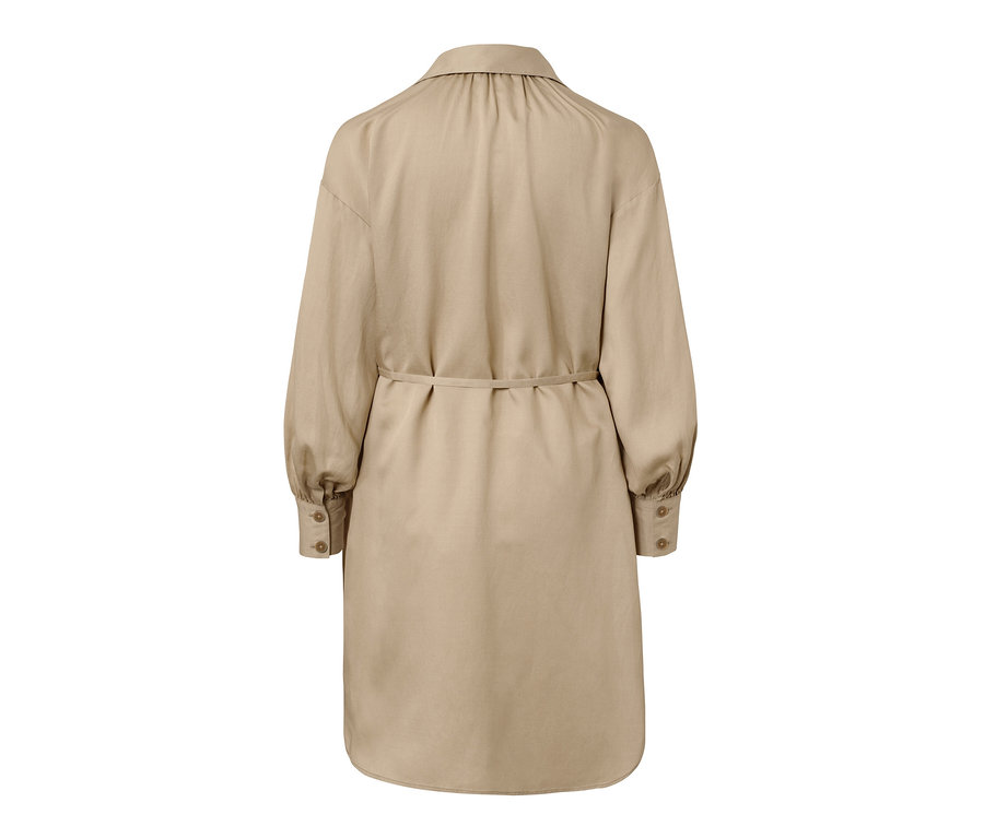 Hátulnézet egy bézs színű, hosszú ujjú, öves lenvászon blúzról.