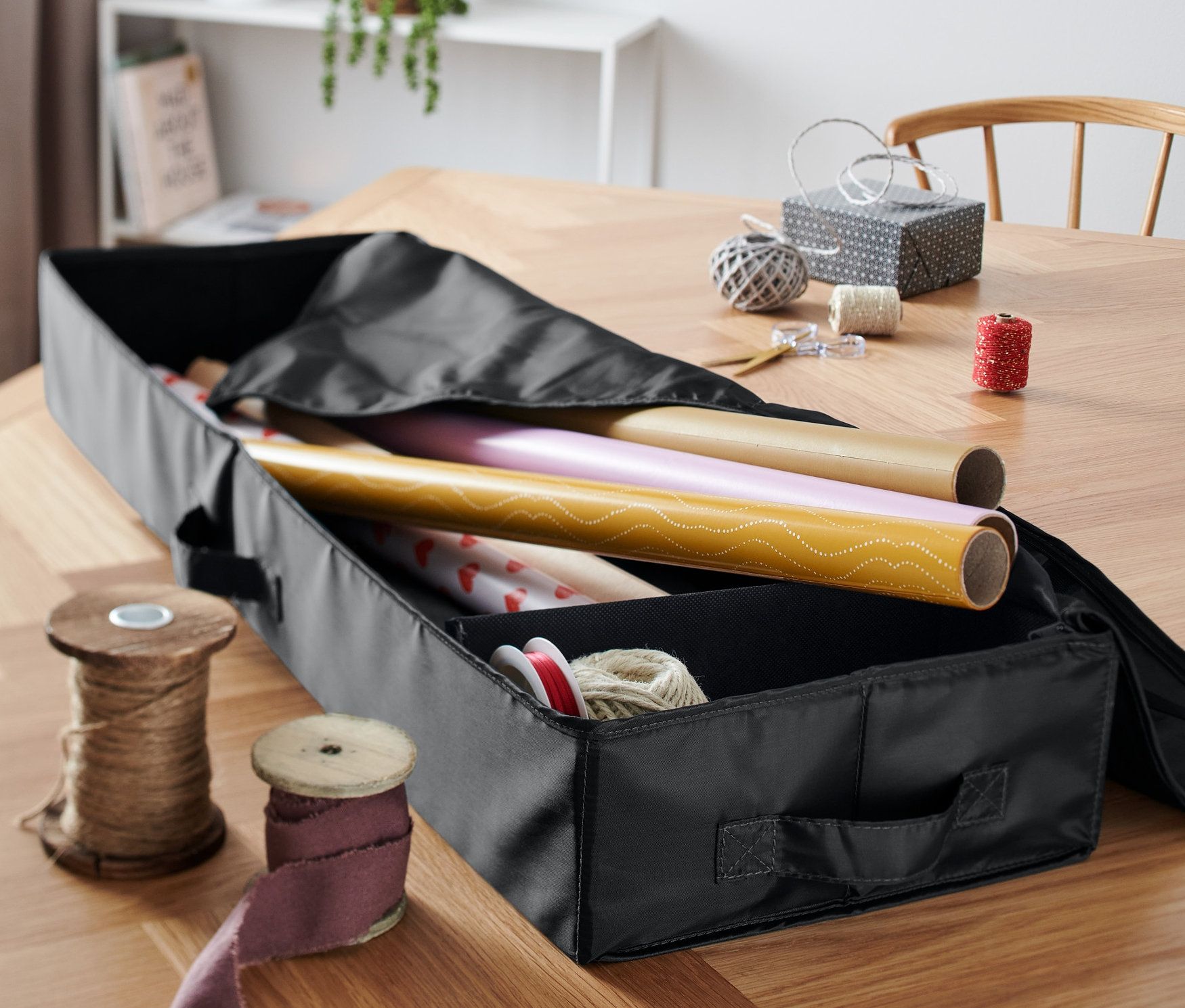 Egy fekete csomagolópapír-rendszerező csomagolópapírral a belsejében.