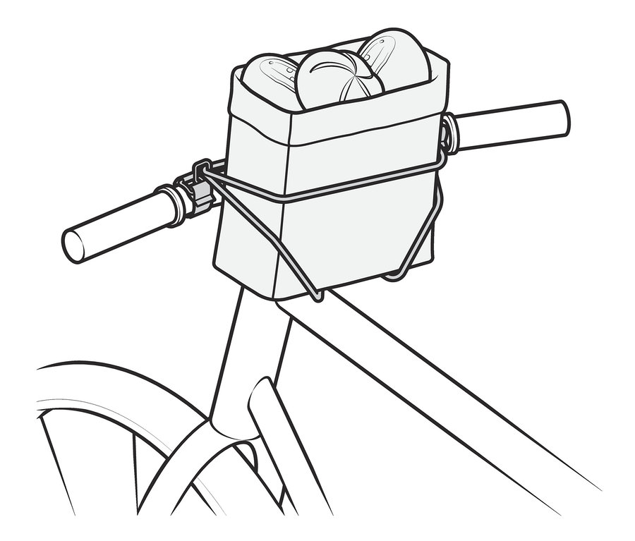 A kormányra kerékpáros csomagrögzítő pánttal rögzített, bagettekkel teli kosár.