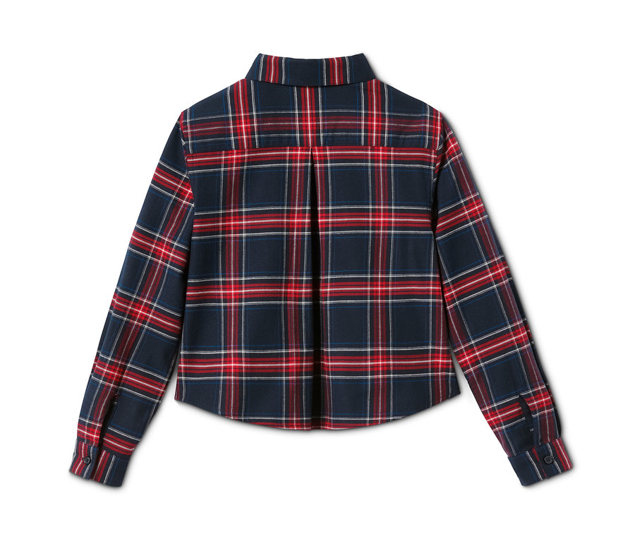 Egy sötétkék, piros és fehér kockás mintázatú lány flanelblúz hátsó részletének fényképe.