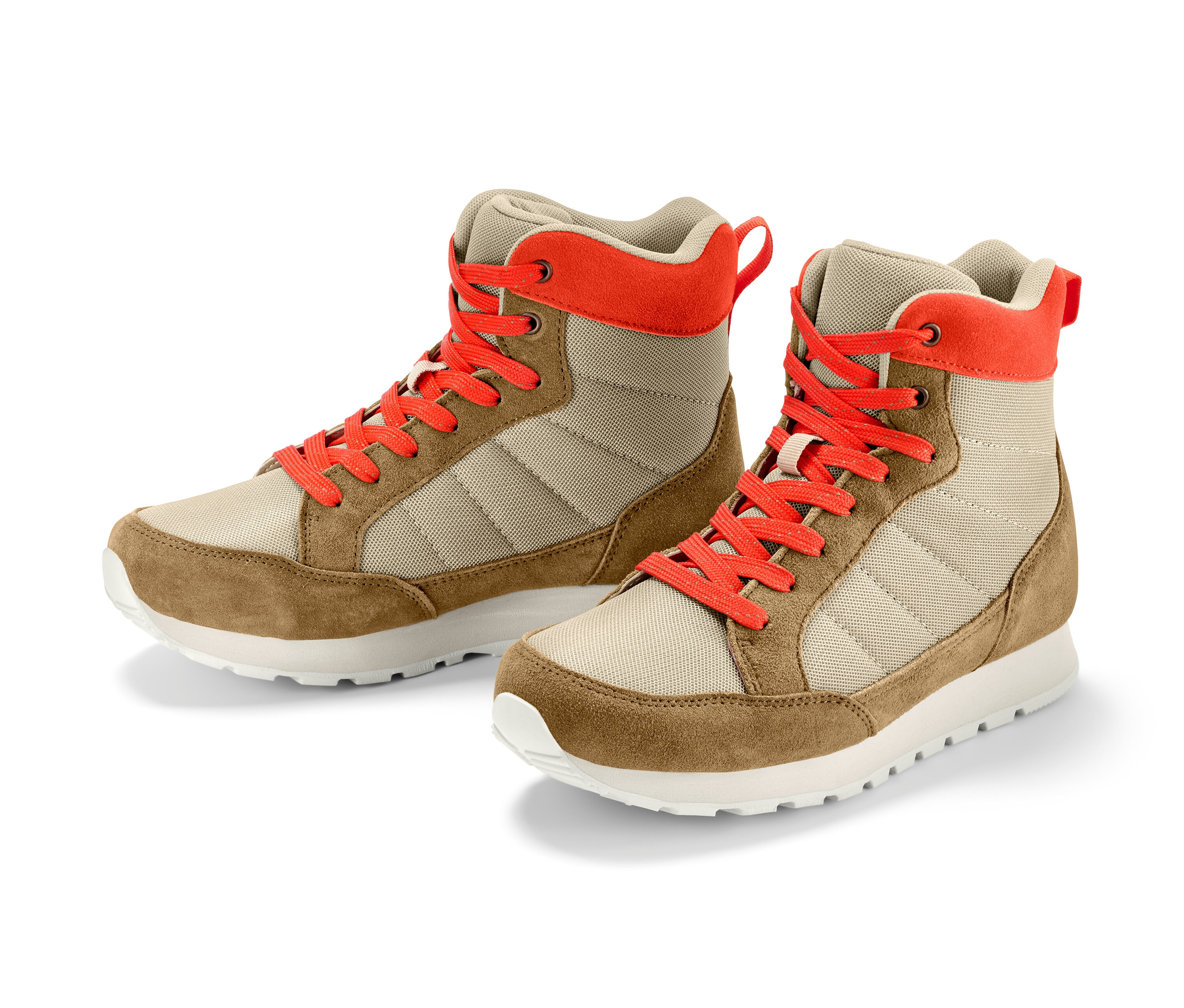 Két barna és bézs színű túrabakancs narancssárga fűzőkkel.