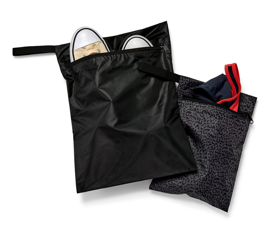 Két vízálló tárolótasak, az egyikben cipők, a másikban ruhák.