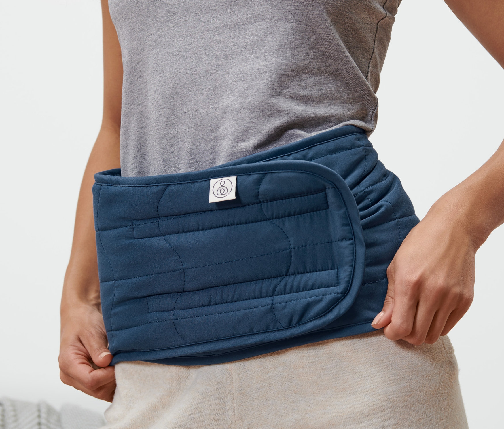 Nő visel sötétkék vesemelegítőt.