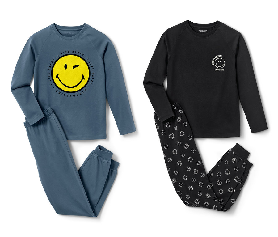 Két fiú pizsama Smiley mintával: egy kék, sárga mosolygós mintával, egy fekete, fehér mosolygós mintákkal.