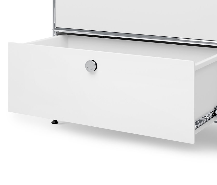 Egy nyitott fiók részlete egy fehér »CN3« fém komódon.