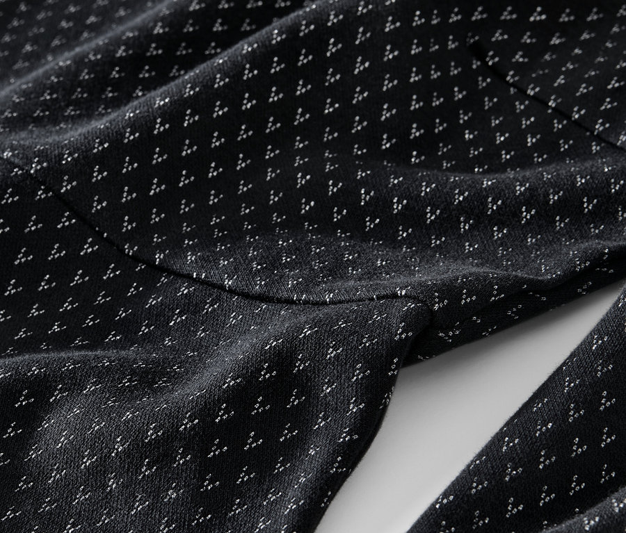 Egy csillogó jacquard ruha részletének közeli képe.