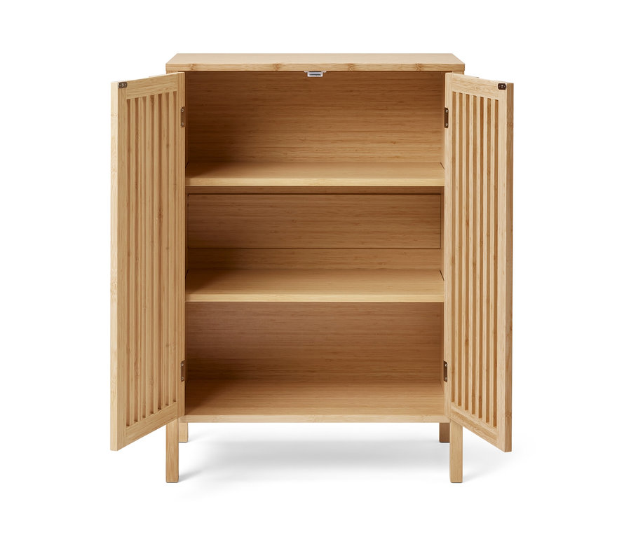 Nyitott bambusz komód két polccal.