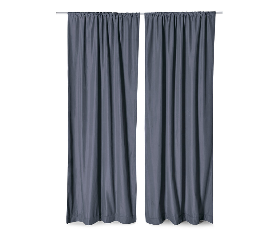 Két kék termo sötétítőfüggöny lóg egy rúdon.