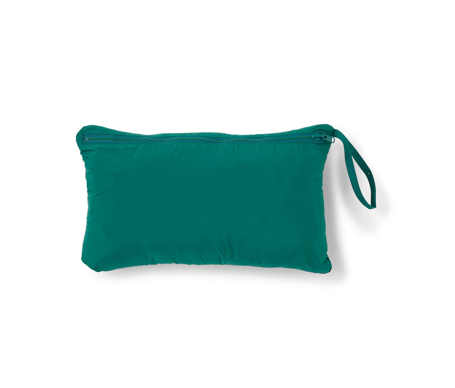 Egy zöld, összehajtott férfi steppelt mellény.