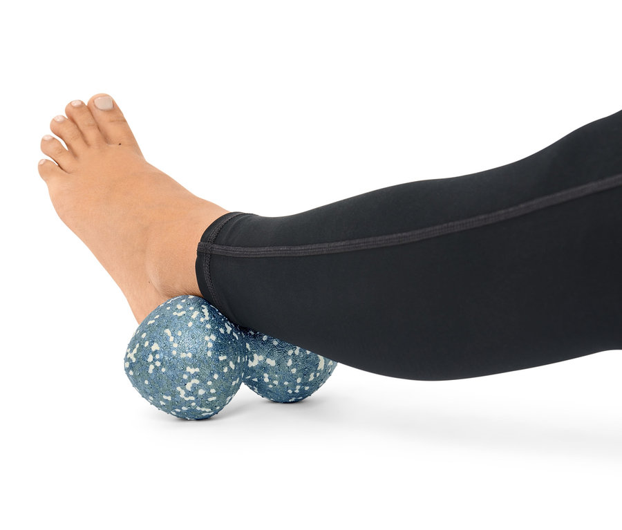 Láb egy izompólya-masszírozó duo labdán.