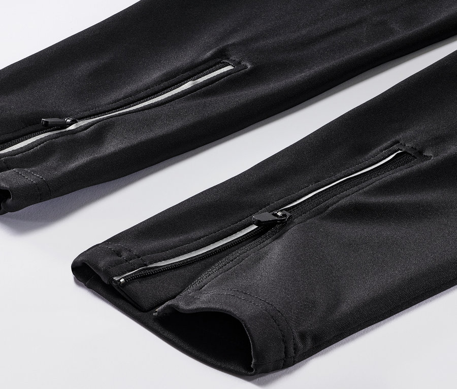 Férfi kerékpáros nadrág részlete cipzárral a szárán, fekete színben.