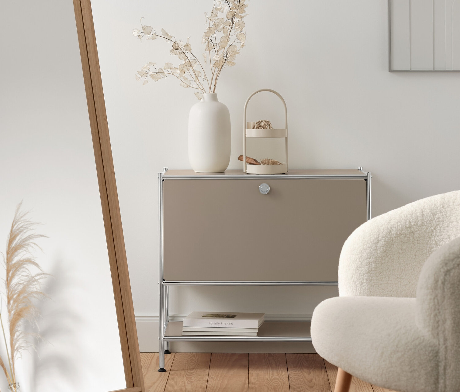 Belső tér bézs színű »CN3« fém komóddal, lenyíló ajtóval, bambuszkeretes állótükörrel és buklé fotellel, fa lábakkal.