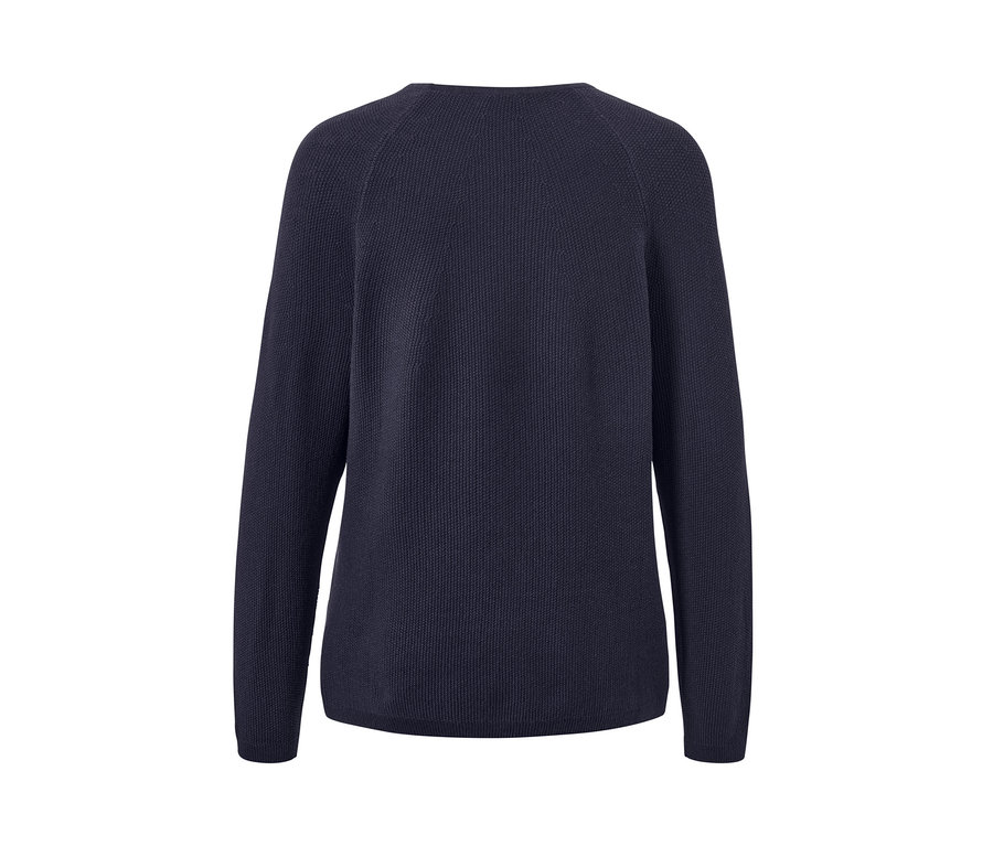 Sötétkék kötött pulóver.