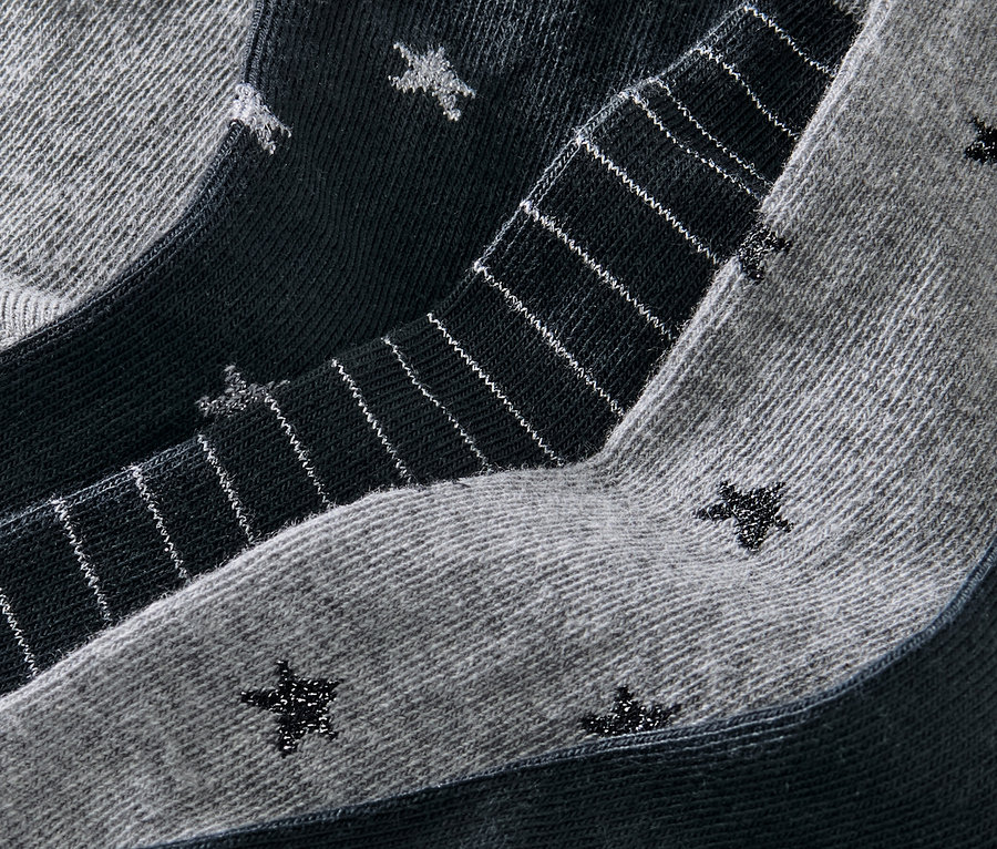 Öt pár zokni részletgazdag képe.