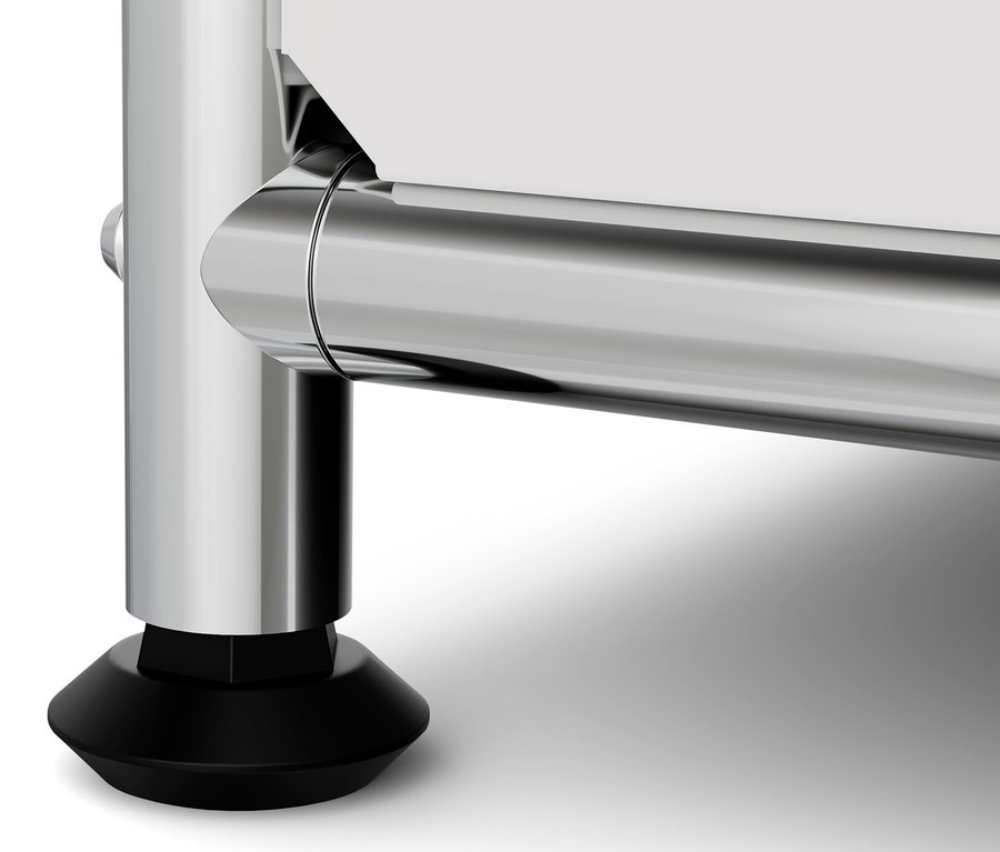 Közelkép egy »CN3« fém polc részletéről, fekete lábbal.