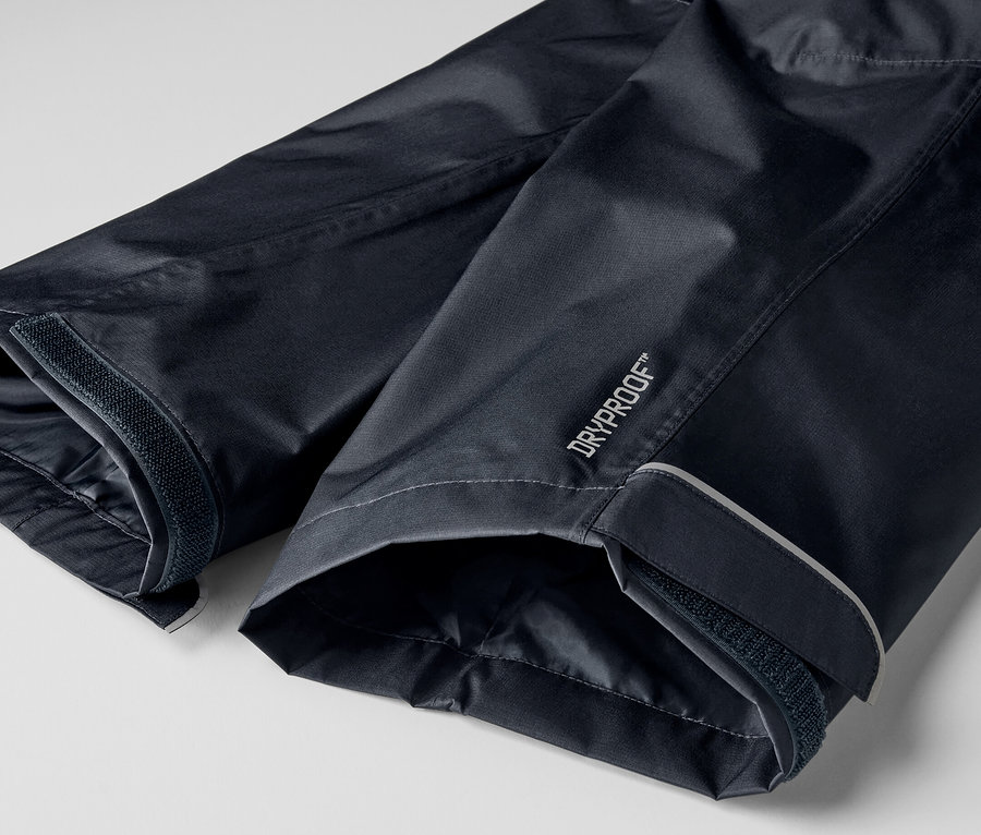 Egy unisex esőnadrág részletgazdag felvétele.